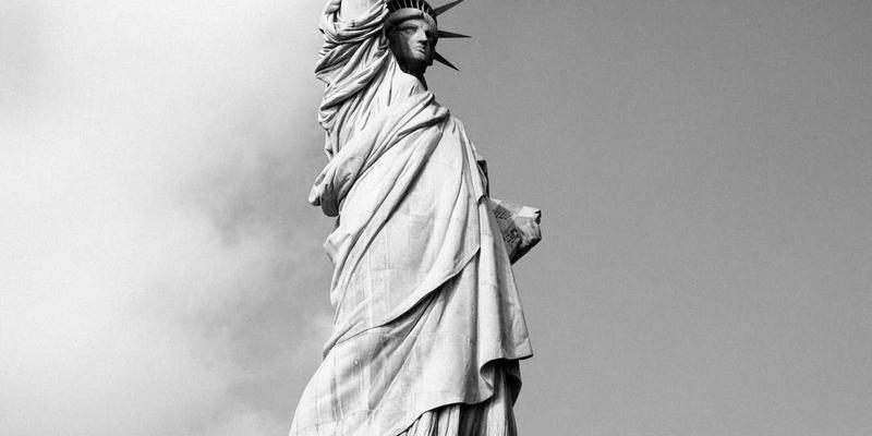 从卧室到舞台：DJ品牌塑造的职业化路径全解析 | 音乐制作与电子音乐进阶指南