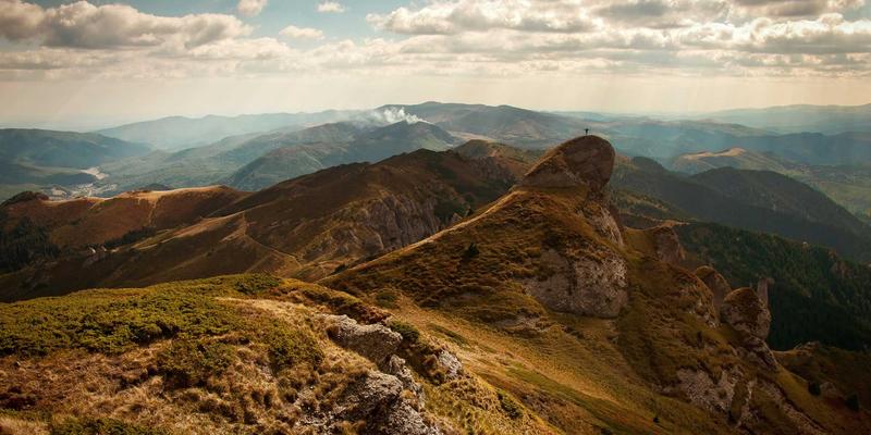 电子音乐混音进阶指南：DJ课程中如何通过听觉训练精准掌控音调、节奏与频率